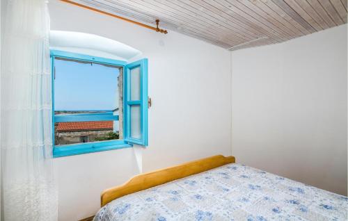 Säng eller sängar i ett rum på Stunning Home In Unije With Wifi