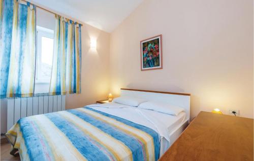 A bed or beds in a room at Cozy Apartment In Moscenicka Draga With Outdoor Swimming Pool