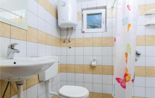 La salle de bains est pourvue de toilettes et d'un lavabo. dans l'établissement Amazing Apartment In Orebic With 1 Bedrooms And Wifi, à Orebić