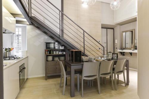 羅馬的住宿－Luxury Home Vittoria，厨房以及带桌椅的用餐室。