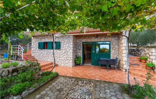 Κήπος έξω από το Amazing Apartment In Jasenice With Wifi