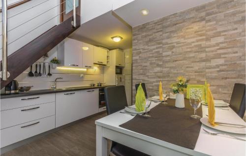 Two-Bedroom Apartment In Cervar Porat