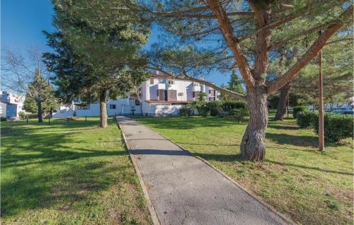 Two-Bedroom Apartment In Cervar Porat