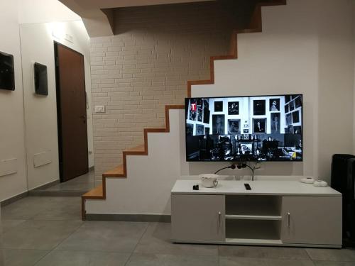 Televisyen dan/atau pusat hiburan di BAARIA House Hotel