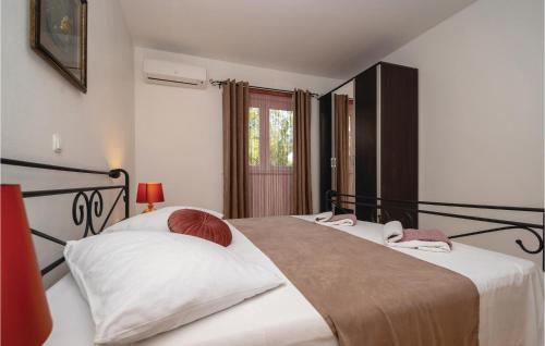 מיטה או מיטות בחדר ב-Stunning Apartment In Prizba With Kitchen
