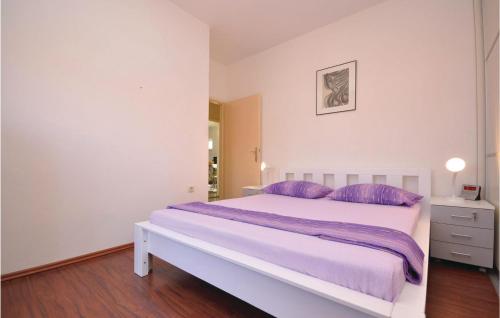 En eller flere senger på et rom på Lovely Apartment In Supetar With Wifi