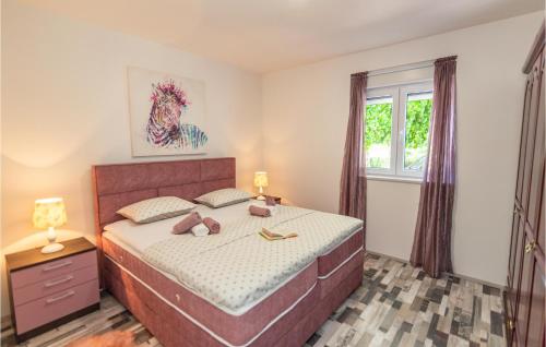 Un ou plusieurs lits dans un hébergement de l'établissement Stunning Home In Donji Prolozac With Wifi