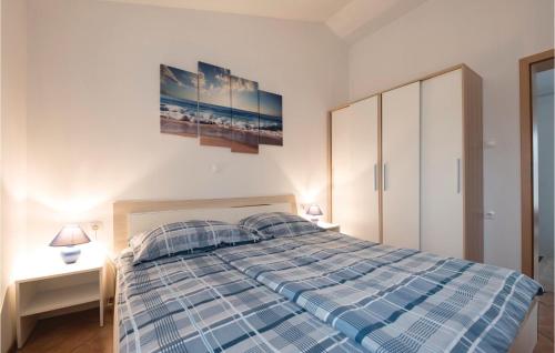 En eller flere senge i et værelse på 2 Bedroom Stunning Home In Betiga