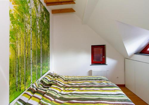 1 dormitorio con cama y ventana grande en Apartments Bohinjskih 7, en Bohinj