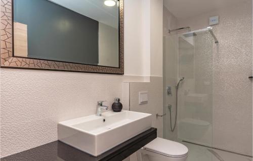 Ванна кімната в Stunning Home In Zuljana With House Sea View