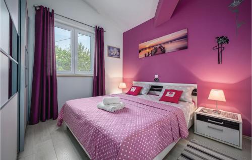 Un pat sau paturi într-o cameră la Nice Home In Labin With 2 Bedrooms, Wifi And Outdoor Swimming Pool