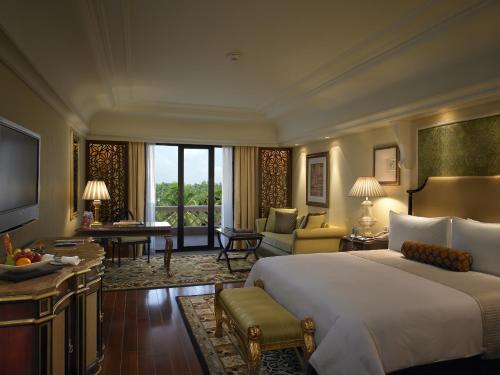 Postel nebo postele na pokoji v ubytování The Leela Palace Bengaluru