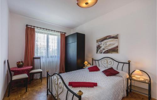 Llit o llits en una habitació de Stunning Home In Brtonigla With Kitchen