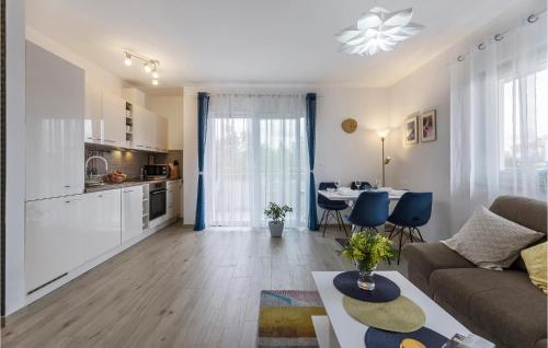 un salon avec un canapé et une table dans l'établissement 1 Bedroom Amazing Apartment In Peroj, à Peroj