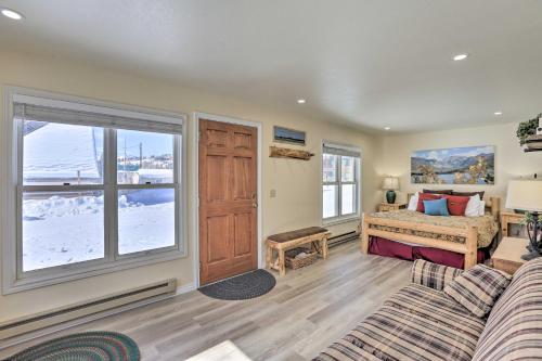 een slaapkamer met een bed en een raam bij Walk to Marina Rustic Grand Lake Retreat! in Grand Lake