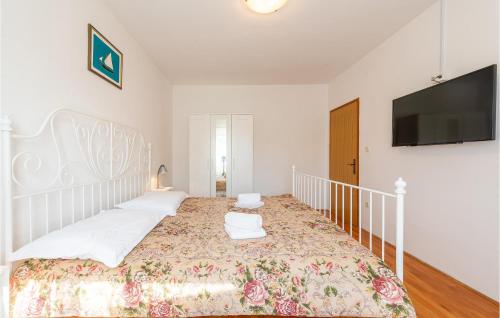 Un pat sau paturi într-o cameră la Nice Apartment In Privlaka With Wifi