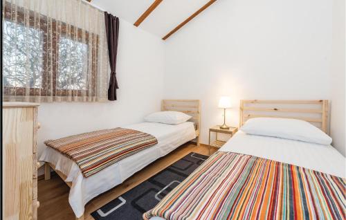 Posteľ alebo postele v izbe v ubytovaní Beautiful Home In Mratovo With Kitchen