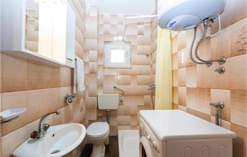 Ένα μπάνιο στο 4 Bedroom Awesome Home In Krusevo