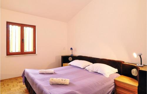 Ένα ή περισσότερα κρεβάτια σε δωμάτιο στο 4 Bedroom Awesome Home In Krusevo