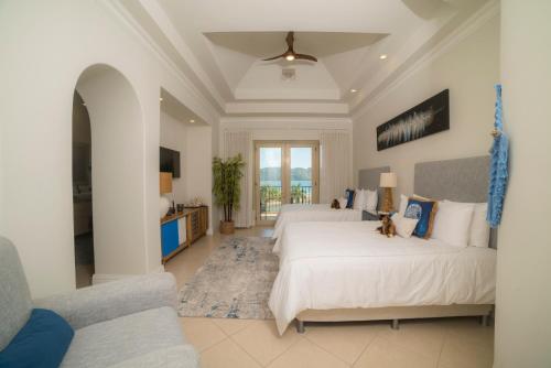 1 dormitorio grande con 2 camas y sofá en Los Suenos Resort Bella Vista 4A by Stay in CR, en Herradura