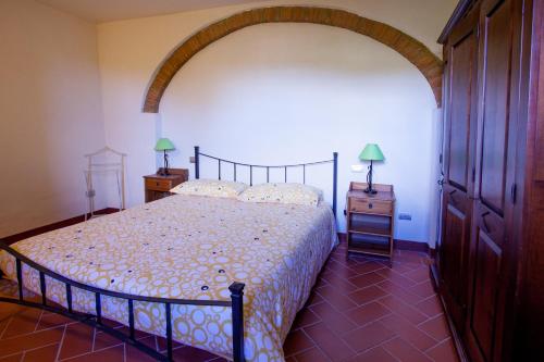 a bedroom with a bed and two nightstands and a bed sidx sidx sidx at Borgo alle Mura in Casale Marittimo
