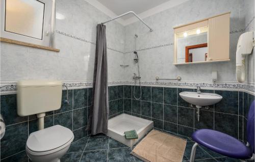 uma casa de banho com um WC e um lavatório em Gorgeous Apartment In Porec With Kitchen em Porec