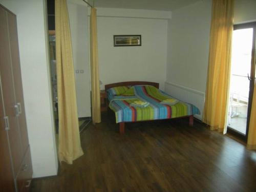a room with a bed in the corner of a room at Bazeni Baikal in Topola