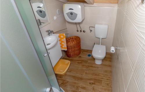 Koupelna v ubytování Gorgeous Home In Klenovica With Wifi