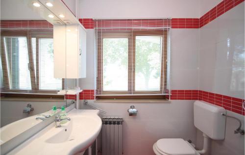 Kupatilo u objektu Amazing Home In Zminj With 3 Bedrooms, Wifi And Outdoor Swimming Pool