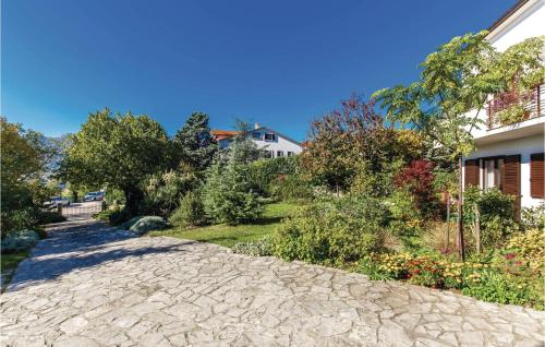 brukowany podjazd przed domem w obiekcie 2 Bedroom Gorgeous Apartment In Matulji w mieście Matulji