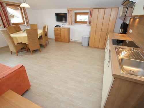 Spacious Apartment in Uderns near Ski Areaにあるキッチンまたは簡易キッチン