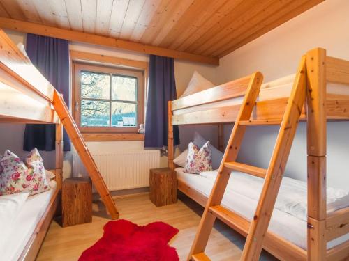 エルマウにあるCharming Chalet in Ellmau near Skiwelt Ski Areaのベッドルーム 二段ベッド3組付