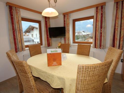 Televízia a/alebo spoločenská miestnosť v ubytovaní Stylish Apartment in Uderns with Balcony
