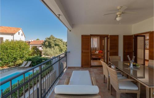balkon ze stołem i krzesłami oraz basen w obiekcie Holiday Home Vrsar 38 w mieście Vrsar