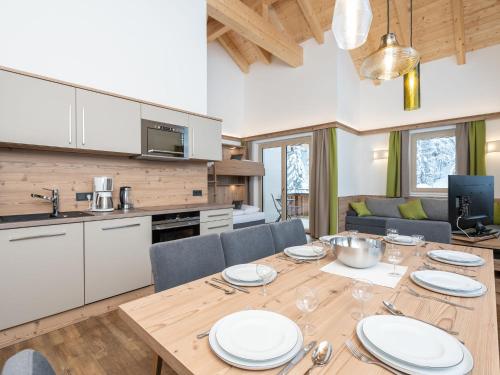 Una cocina y un comedor con mesa y sillas de madera. en Chalet in Saalbach near Ski Lift, en Saalbach Hinterglemm