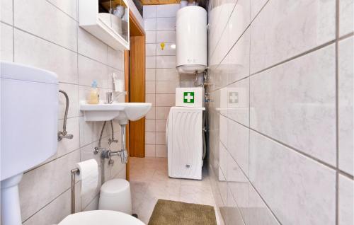 Koupelna v ubytování Amazing Home In Hrnjanec With Wifi