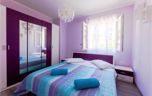 Voodi või voodid majutusasutuse Stunning Apartment In Prigradica With 2 Bedrooms, Wifi And Outdoor Swimming Pool toas