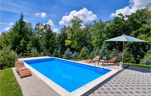 Bazén v ubytovaní 3 Bedroom Lovely Home In Hrnjanec alebo v jeho blízkosti