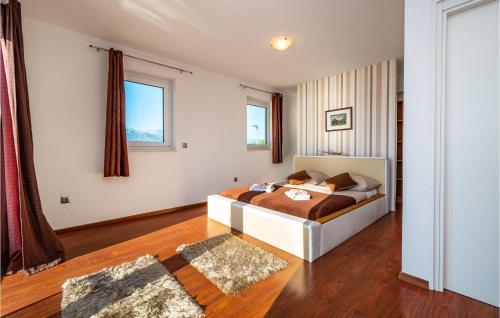 Een bed of bedden in een kamer bij Stunning Home In Novigrad With House Sea View