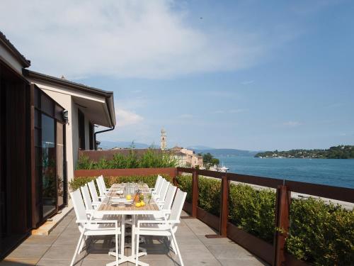 a table and chairs on a balcony overlooking the water at Hotel Locanda del Benaco in Salò