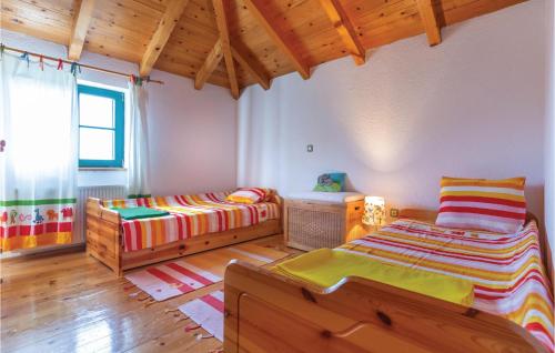 Säng eller sängar i ett rum på Amazing Home In Prolozac Donji With Kitchen
