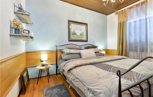 En eller flere senge i et værelse på 2 Bedroom Amazing Home In Vinica Breg