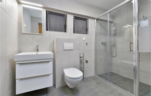 Et badeværelse på 2 Bedroom Amazing Home In Vinica Breg