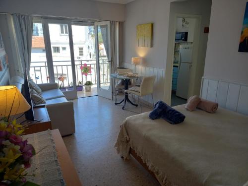 Habitación con cama, cocina y sala de estar. en DESCANSO IDEAL II CABO CORRIENTES en Mar del Plata