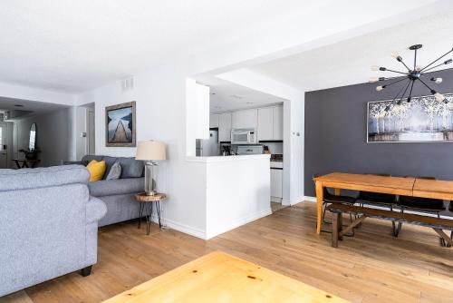a living room with a couch and a table at Luxurious Blue Mountain 3BR & 3BTH Walk-in to Village in Blue Mountains