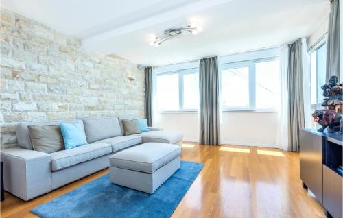Posedenie v ubytovaní 3 Bedroom Nice Apartment In Split