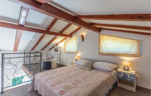 En eller flere senger på et rom på Amazing Home In Icici With Heated Swimming Pool