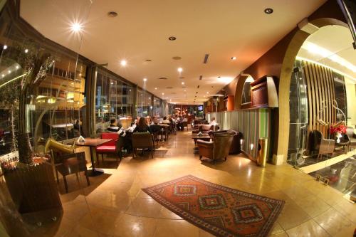 Restaurace v ubytování Lancaster Raouche Hotel