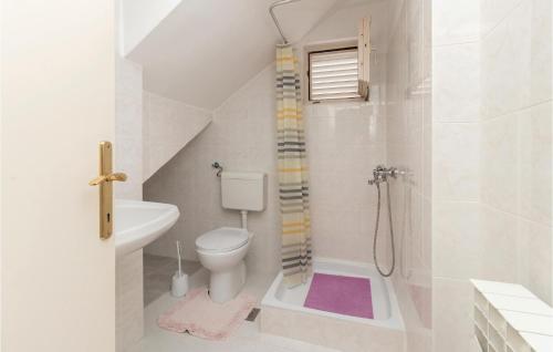 Koupelna v ubytování Nice Apartment In Zadar With Kitchen