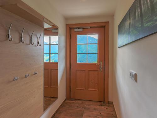 pasillo con puerta y ventana en Rustic country house in Mittersill near ski area, en Mittersill